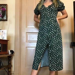 Silky smooth green floral dress 🦚